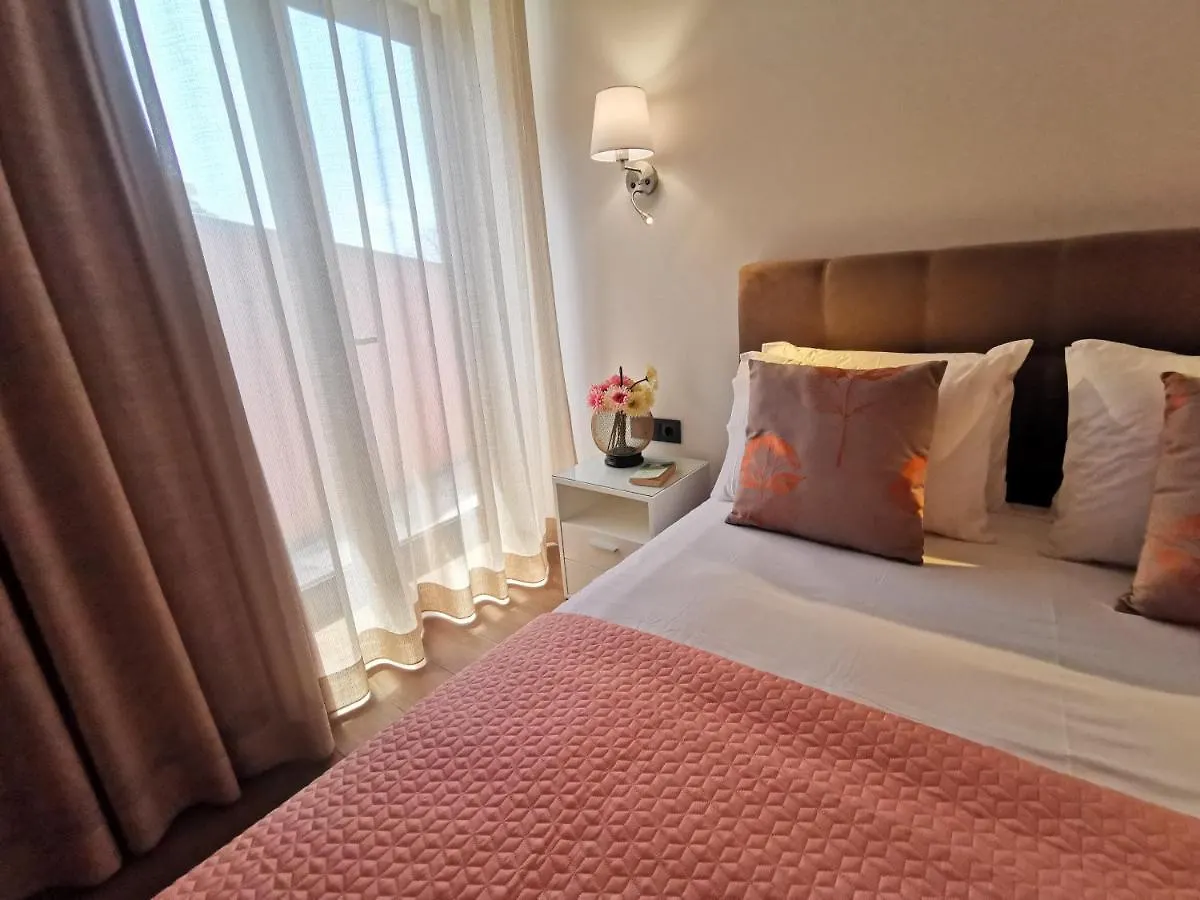 Charming Studios In Calheta Beach - Villa Esmeralda