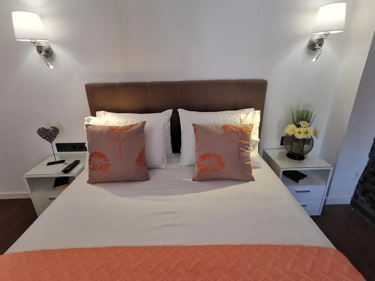Charming Studios In Calheta Beach - Villa Esmeralda